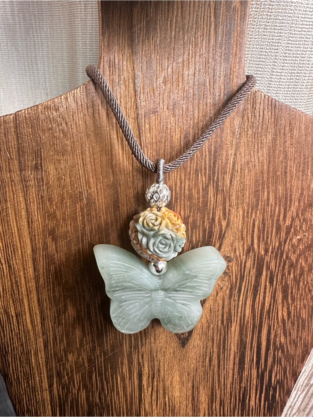 Xiuyan Jade Butterfly Pendant with Colorful Agate Rose Carving Bead on Rope